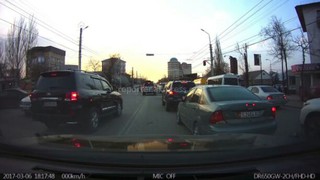 Читатель просит принять меры в отношении водителей, нарушивших ПДД на улице Ахунбаева (фото, видео)