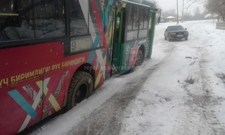 В жилмассиве Тынчтык под асфальт провалился автобус <i>(фото)</i>