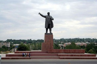 Планирует ли мэрия Оша демонтировать памятник В.Ленину на центральной площади? – читатель (фото)