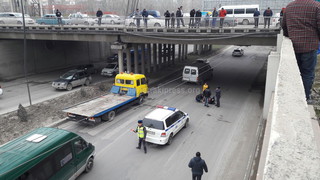 На ул.Шабдан Баатыра с моста на дорогу упал мужчина <b><i>(фото)</i></b>
