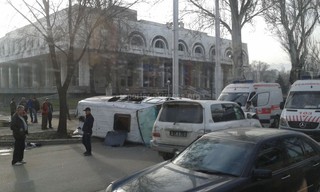 На Шопокова-Джумабека произошло ДТП, от удара микроавтобус перевернулся <i>(фото)</i>