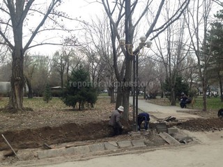 Мэрия Бишкека ответила, какие работы проводятся в сквере за ЦУМ «Айчурек»
