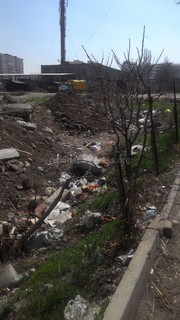 В котлован возле домов №35 и 33 в мкр Джал бросают мусор, необходимо принять меры до лета, - читатель (фото)