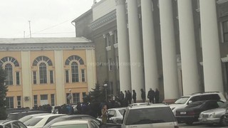 В связи с чем группа людей собралась возле мэрии Бишкека? - читатель