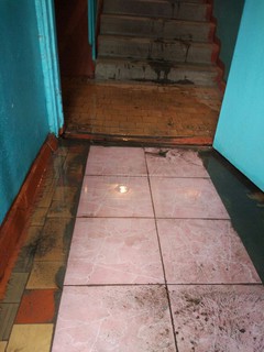 В доме №15 в 10 мкр в одном из подъездов во время дождей затапливает первый и последний этажи из-за неисправной сливной системы, - читатель (фото)