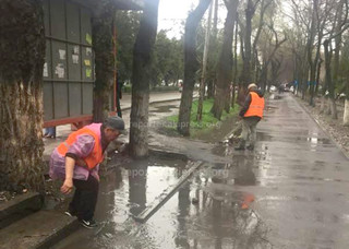 Работники «Тазалыка» работают, несмотря на погоду