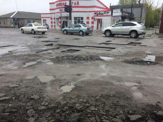 Более 10 дней не ведется ремонт на центральной улице села Чуй, дорога стоит в перекопанном виде, - читатель (фото)