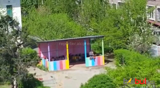 Пользователи соцсетей возмущены агрессивным поведением воспитательницы бишкекского детсада по отношению к ребенку <i>(видео)</i>