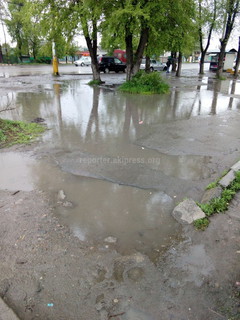 Во время дождей тротуар и проезжая часть перекрестка Дэн Сяопина-Алыкулова превращаются в большие лужи, - читатель (фото)