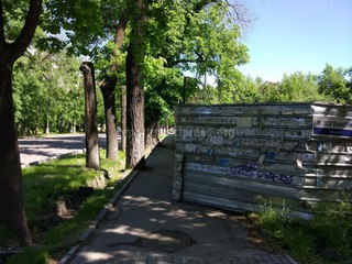Бишкекчанин спрашивает, когда уберут забор заброшенной стройки на ул.Логвиненко