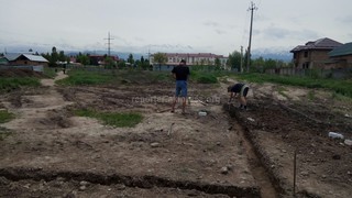 Бишкекчанин интересуется законностью строительства жилых домов возле школы №84 в жилмассиве Ак-Орго (фото)
