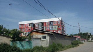 На ул.Кудрука в Бишкеке построили 5-этажный объект из контейнеров. Безопасно ли это? - читатель <i>(фото)</i>