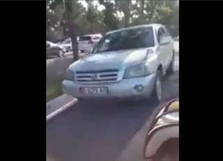 Автомобиль задел женщину с ребенком, когда она снимала проезжающие по тротуару машины <i>(видео)</i>