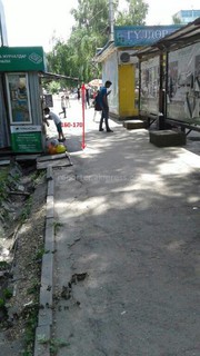 Киоск, расположенный у остановки в 8 мкр Бишкека, травмоопасен для пешеходов, - читатель (фото)