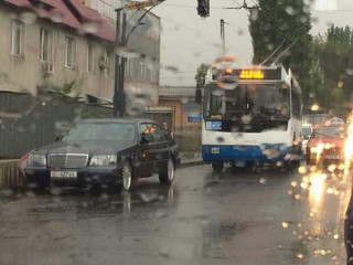 На перекрестке Абдрахманова-Куренкеева водитель оставил машину на проезжей части, - читатель (фото)