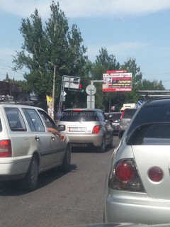 На Жибек Жолу-Курманжан Датки в Бишкеке светофор накренился в сторону дороги (фото)