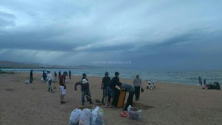 Молодежь убрала пляж озера Иссык-Куль в селе Каджи-Сай от мусора <i>(фото)</i>