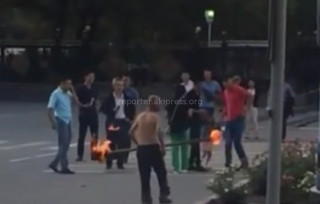 На площади Ала-Тоо мужчина пугал огнем прохожих <i>(фото)</i>