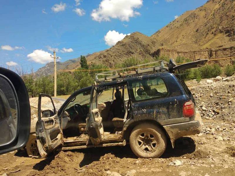 Новые фото с Алая, где таджикистанцы чуть не погибли на «Тойоте» во время селевого потока