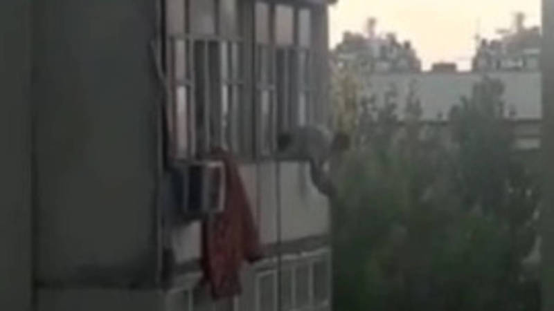 В сети обсуждают видео, в котором мужчина высовывает малыша из окна 5 этажа