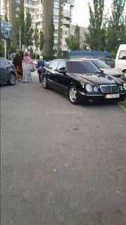 Читатель жалуется на припаркованную в неположенном месте автомашину (фото)