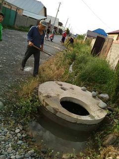 В жилмассиве Рухий-Мурас в Бишкеке прорвало трубу и затапливает фундаменты домов (фото)