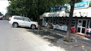 Читатель спрашивает, почему закрыли парковочные места на участке улицы Киевской (фото)