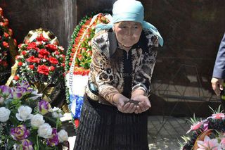 80-летняя Хадича апа из Иссык-Куля посетила в Воронеже братскую могилу, где был захоронен ее отец, числившийся во время ВОВ пропавшим без вести <i>(фото)</i>