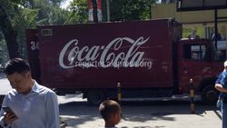 Грузовая машина компании «Кока-Кола» перегородила тротуар
