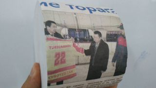 В бишкекском магазине продается туалетная бумага, на которой изображены спикер ЖК Ч.Турсунбеков, Барак Обама и политик А.Бекназаров <i>(фото)</i>