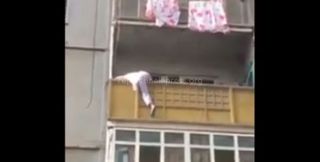 В мкр Джал женщина, поругавшись с мужем, хотела выпрыгнуть с балкона 4 этажа <i>(видео)</i>