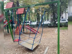 На Эркиндик-Токтогула сломались качели на детской площадке <i>(фото)</i>