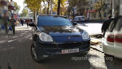 Фото — В центре Бишкека «Порш Кайен» нагло припарковали на тротуаре