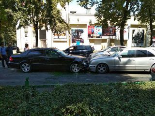 В центре Бишкека лоб в лоб врезались два «Мерседеса» <i>(фото)</i>