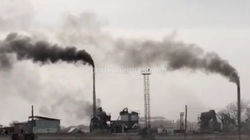 Житель Кара-Балты жалуется на черный дым асфальто-бетонного завода. Видео