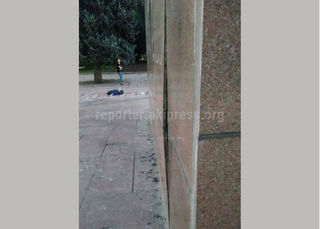 На памятнике М.В.Фрунзе напротив ж/д вокзала еле держатся мраморные плиты, - горожанин