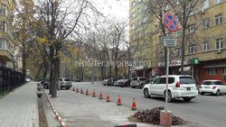 На улице Абдымомунова устроили парковку, установив дорожный знак. Законно ли?
