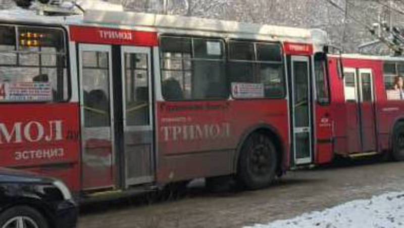 Троллейбусная пробка образовалась на ул. Московская из-за отсутствия электричества на линии