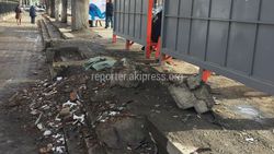 Бишкекчанин просит убрать строительный мусор на остановке ул.Московской (фото)