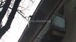 Бишкекчанин просит убрать сосульки с крыши дома на ул.Киевской (видео)
