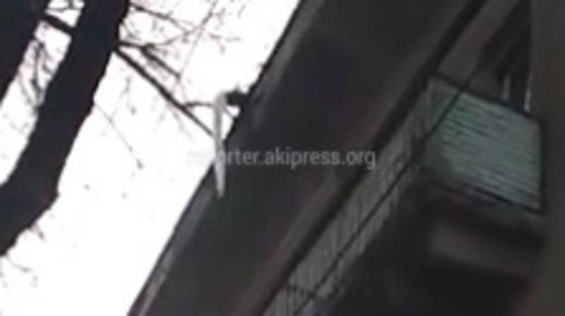 Бишкекчанин просит убрать сосульки с крыши дома на ул.Киевской (видео)