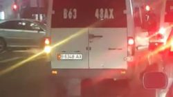 На Абдрахманова-Киевской во время затора несколько маршруток и автобус выехали на встречную полосу (видео)