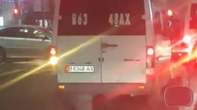 На Абдрахманова-Киевской во время затора несколько маршруток и автобус выехали на встречную полосу (видео)