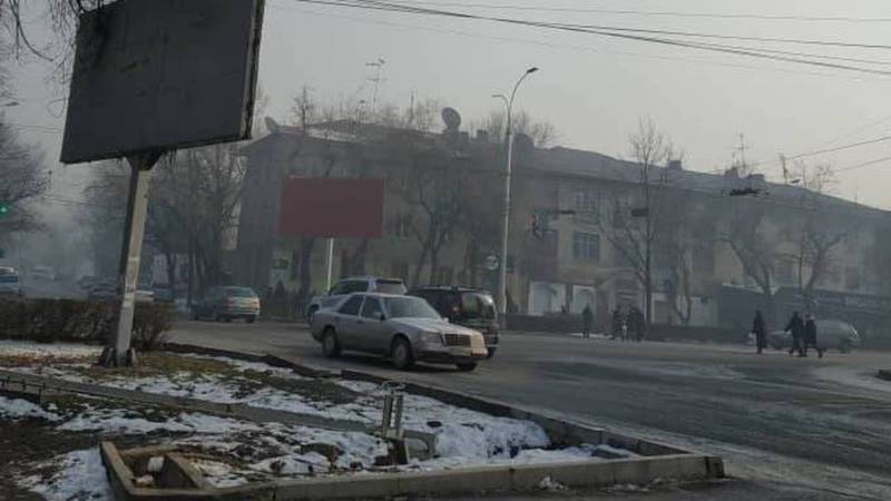 В Бишкеке в районе «Политеха» сильное задымление воздуха, нечем дышать - жительница (фото)