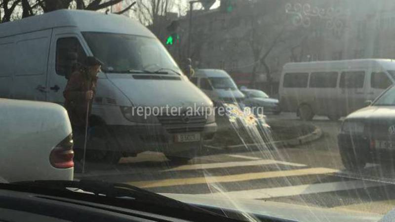 На Чуй-Суюмбаева из-за буса на «зебре» пожилой человек не мог перейти дорогу (фото)