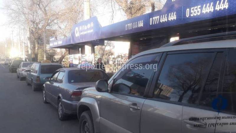 В Бишкеке таксисты паркуются на остановках, создавая неудобства общественному транспорту, - житель (фото, видео)
