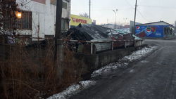 На Фрунзе-Школьной невозможно ходить из-за продажи угля вдоль тротуара, - житель (фото)
