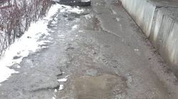 По тротуару ул.Масалиева в Оше невозможно ходить, - горожанин (фото)