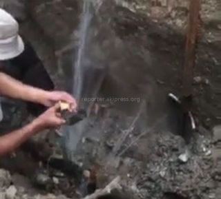 Бишкекчанин жалуется на аварийное состояние водопровода на пересечении улицы Красный строитель и переулка Берликского (видео)