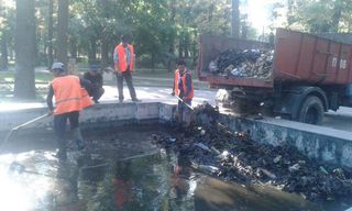 Сотрудники «Тазалыка» почистили фонтан в Дубовом парке (фото)